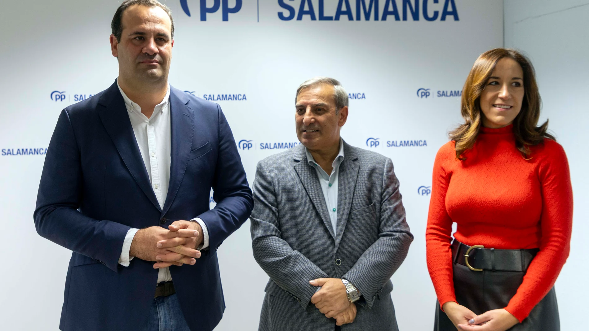 El consejero de Movilidad y Transformación Digital de la Junta de Castilla y León, José Luis Sanz, y el secretario general del Partido Popular de Salamanca, David Mingo, atienden mañana a los medios de comunicación antes de la celebración de un acto en materia de movilidad y transporte.