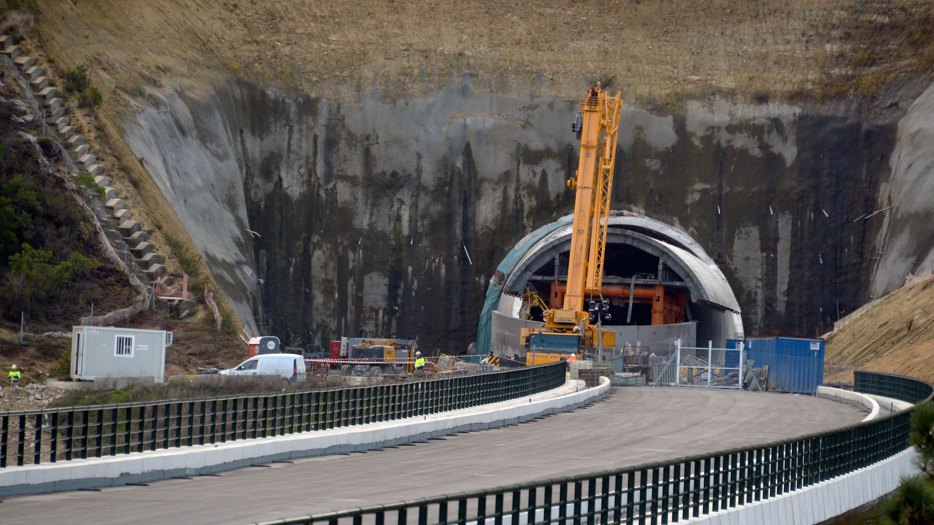 Maquinaria de obra en el lugar del accidente, a 18 de noviembre de 2025, en San Cibrao das Viñas, Orense, Galicia (España). Un hombre, de 45 años, perdió la vida y otro resultó herido al sufrir un accidente cuando trabajaban con una plataforma elevadora en las obras de la variante exterior del AVE en San Cibrao das Viñas (Ourense), concretamente en el túnel de Rante. Según la información del 112 Galicia, el suceso se produjo sobre las 10.00 horas de este martes y fue un particular el que dio ...