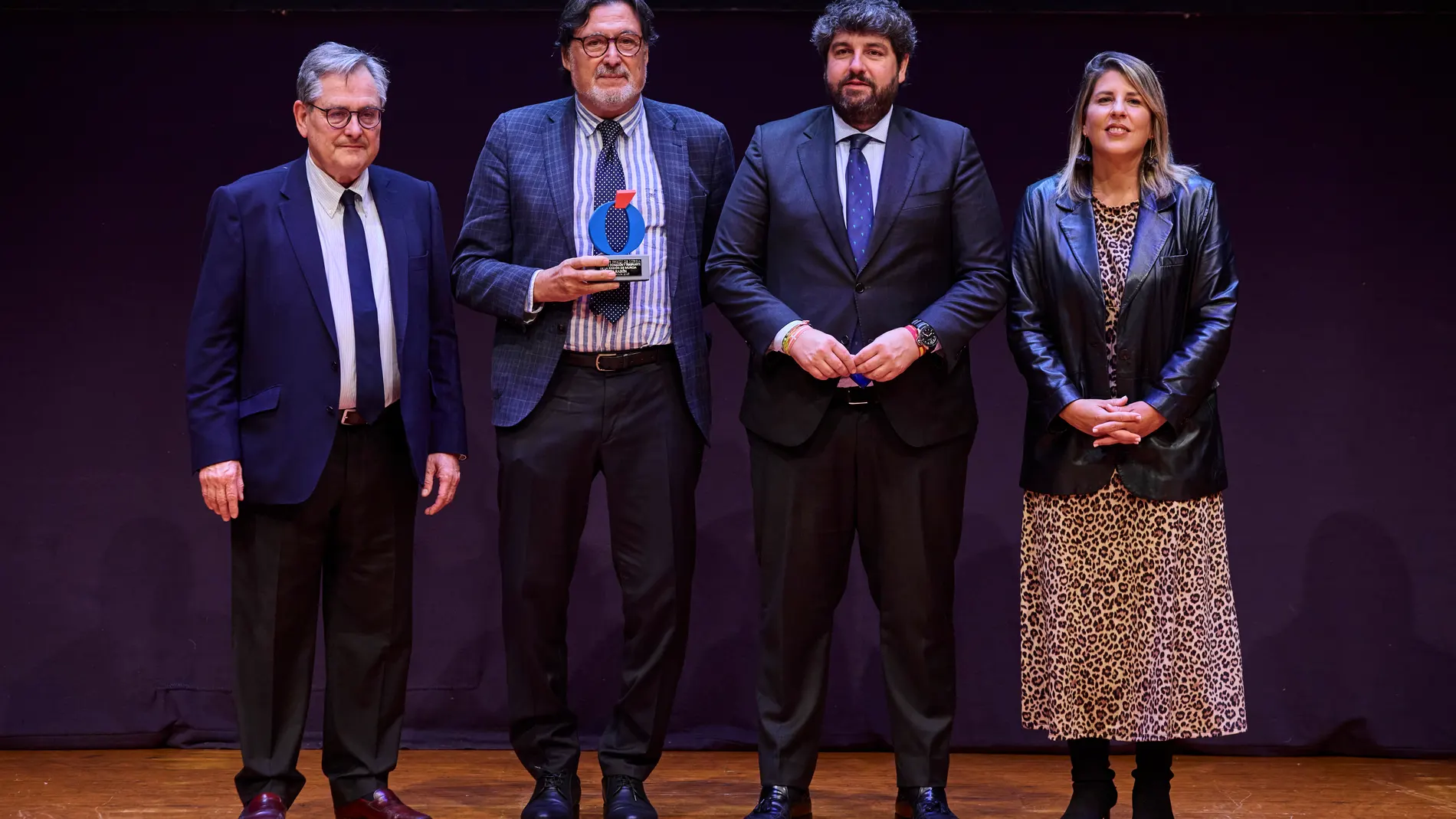 Ricardo Robles, con el premio, durante la gala de entrega