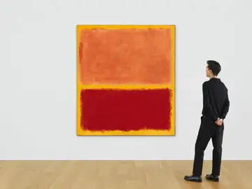 Un Rothko se vende por 62 millones de dólares en primera jornada de subastas en Nueva York USA6433. NUEVA YORK (NY, EEUU), 17/11/2025.- Fotografía cedida por la casa de subastas Christie's de un hombre observando la obra 'No. 31 (Yellow Stripe)' del pintor figurativo estadounidense Mark Rothko (1903-1970) en Nueva York (Estados Unidos). Un cuadro de Mark Rothko se vendió por más de 62 millones de dólares en la sede de Christie's en Nueva York, en una primera jornada de subastas que terminó con una recaudación total de unos 689 millones de dólares. EFE/ Christie's / SOLO USO EDITORI...