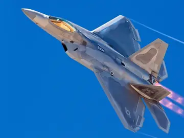 Por primera vez, el piloto de un F-22 controla a un dron acompañante mientras vuela a 15.000 metros. Por primera vez, el piloto de un F-22 controla a un dron acompañante mientras vuela a 15.000 metros.