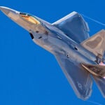 Por primera vez, el piloto de un F-22 controla a un dron acompañante mientras vuela a 15.000 metros.