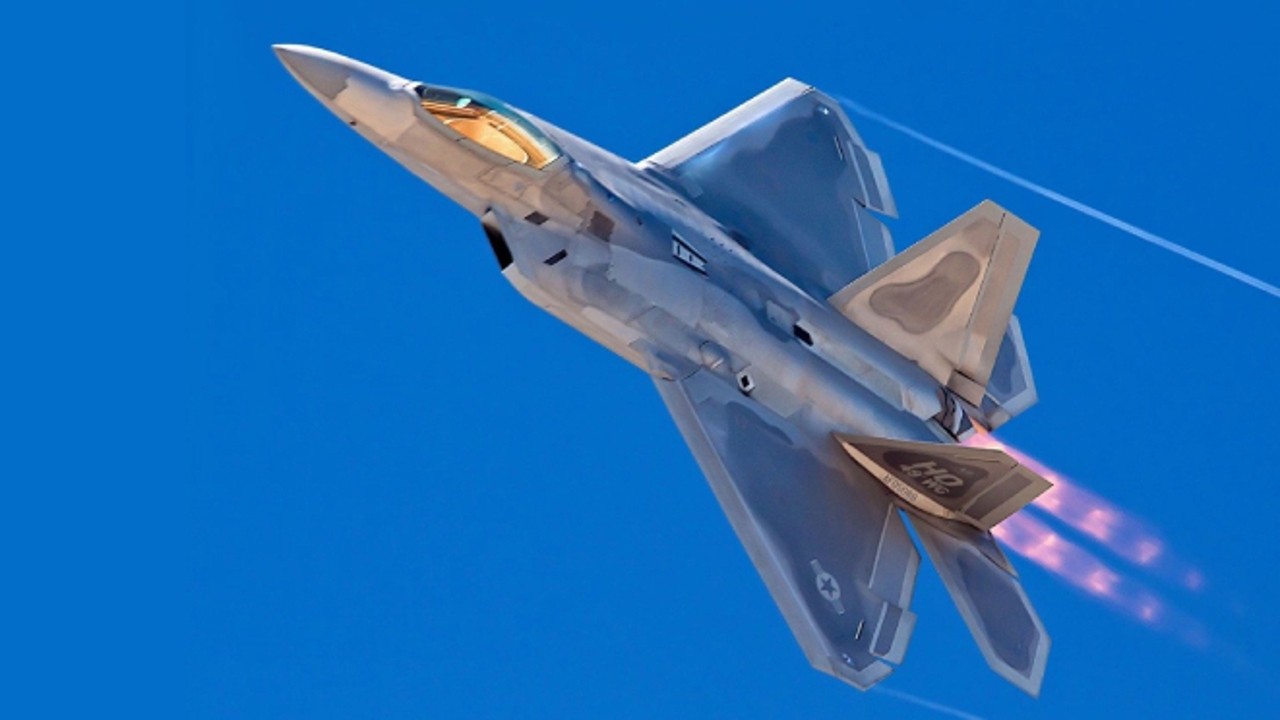 Por primera vez, el piloto de un F-22 Raptor controla a un dron escolta ...