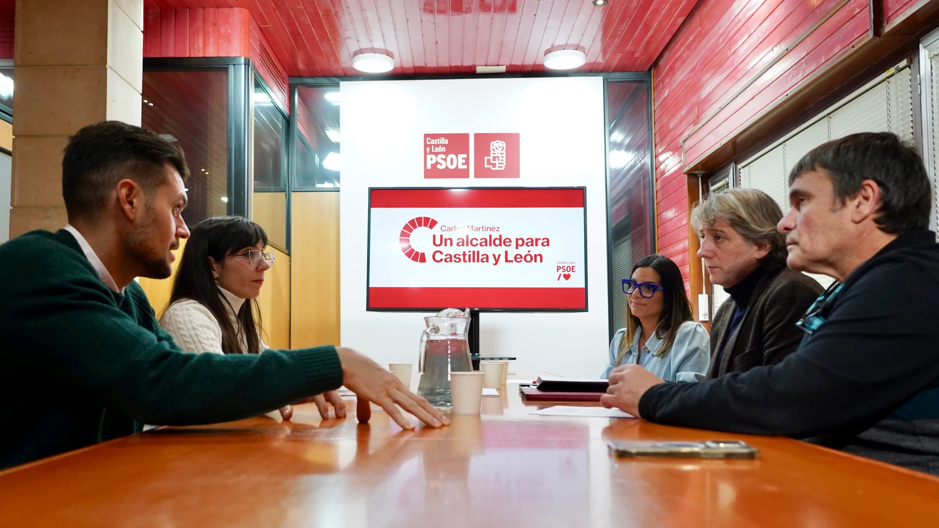 El secretario general del PSOECyL y candidato a la Presidencia de la Junta, Carlos Martínez, mantiene una reunión de trabajo con representantes de la Asociación de Castilla y León de Enfermería Familiar y Comunitaria (Acalefyc)