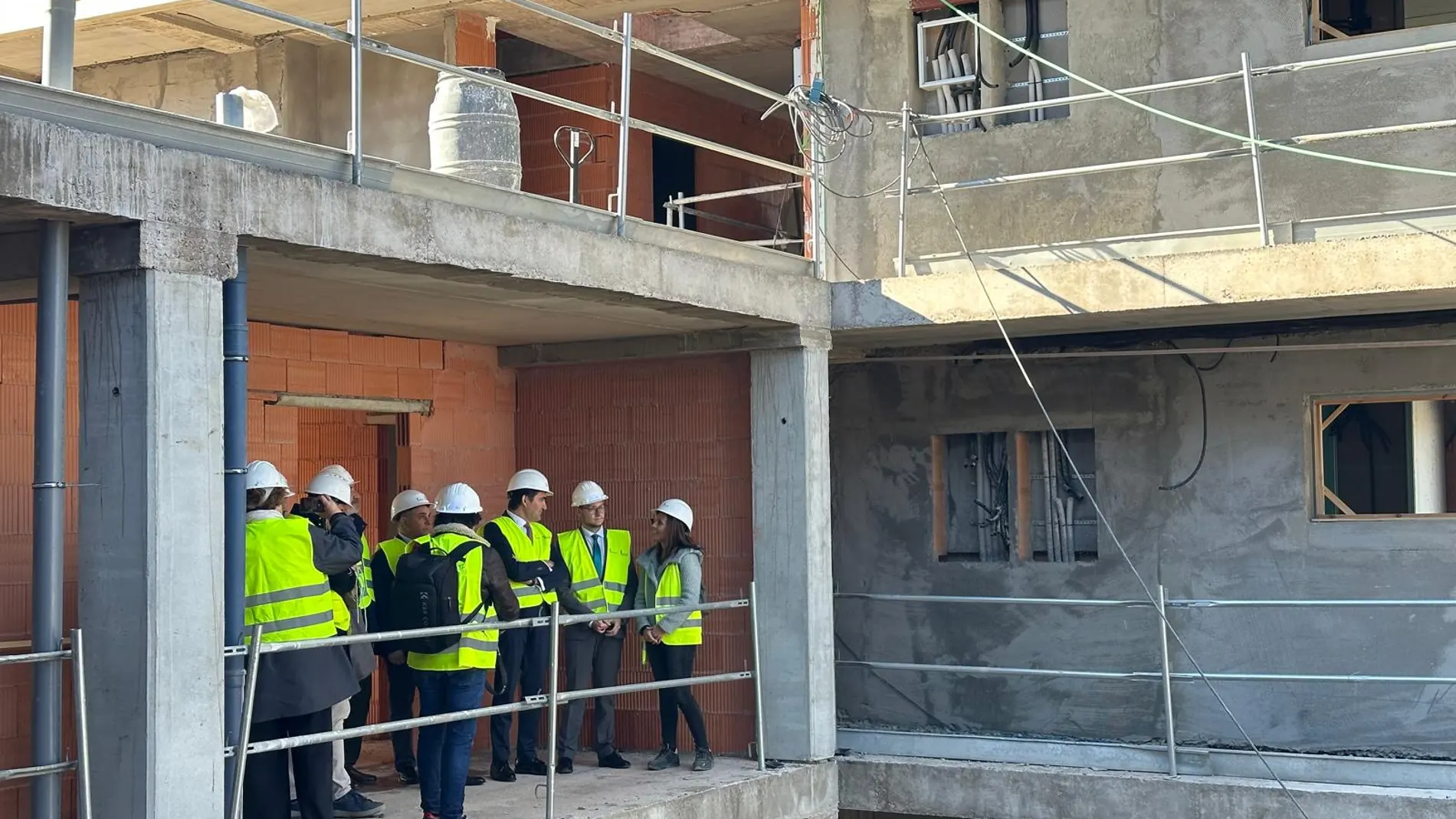 Suárez-Quiñones visita las obras de las 38 viviendas colaborativas dirigidas al alquiler de Aranda de Duero (Burgos)