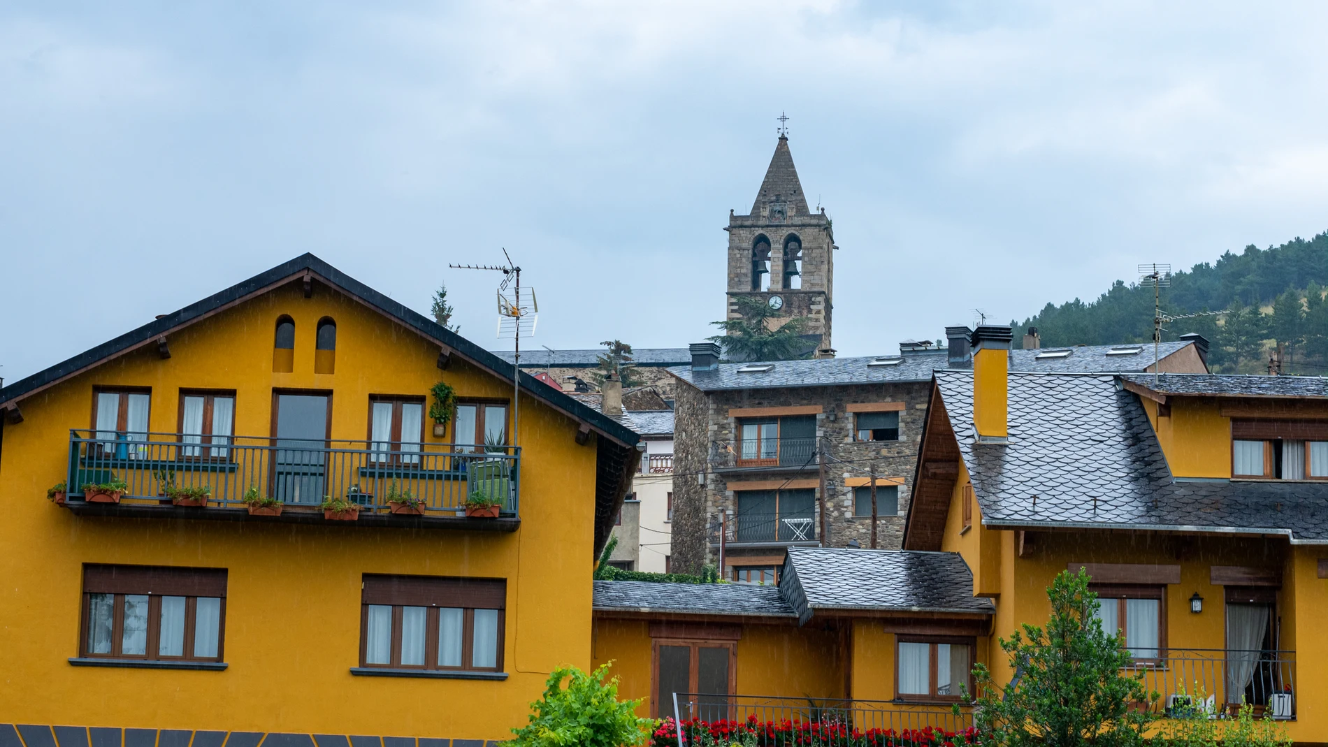 El Tratado de los Pirineos en el siglo XVII provocó que España entregara a Francia la jurisdicción de más de treinta municipios, a excepción de Llivia, el único pueblo español en territorio francés