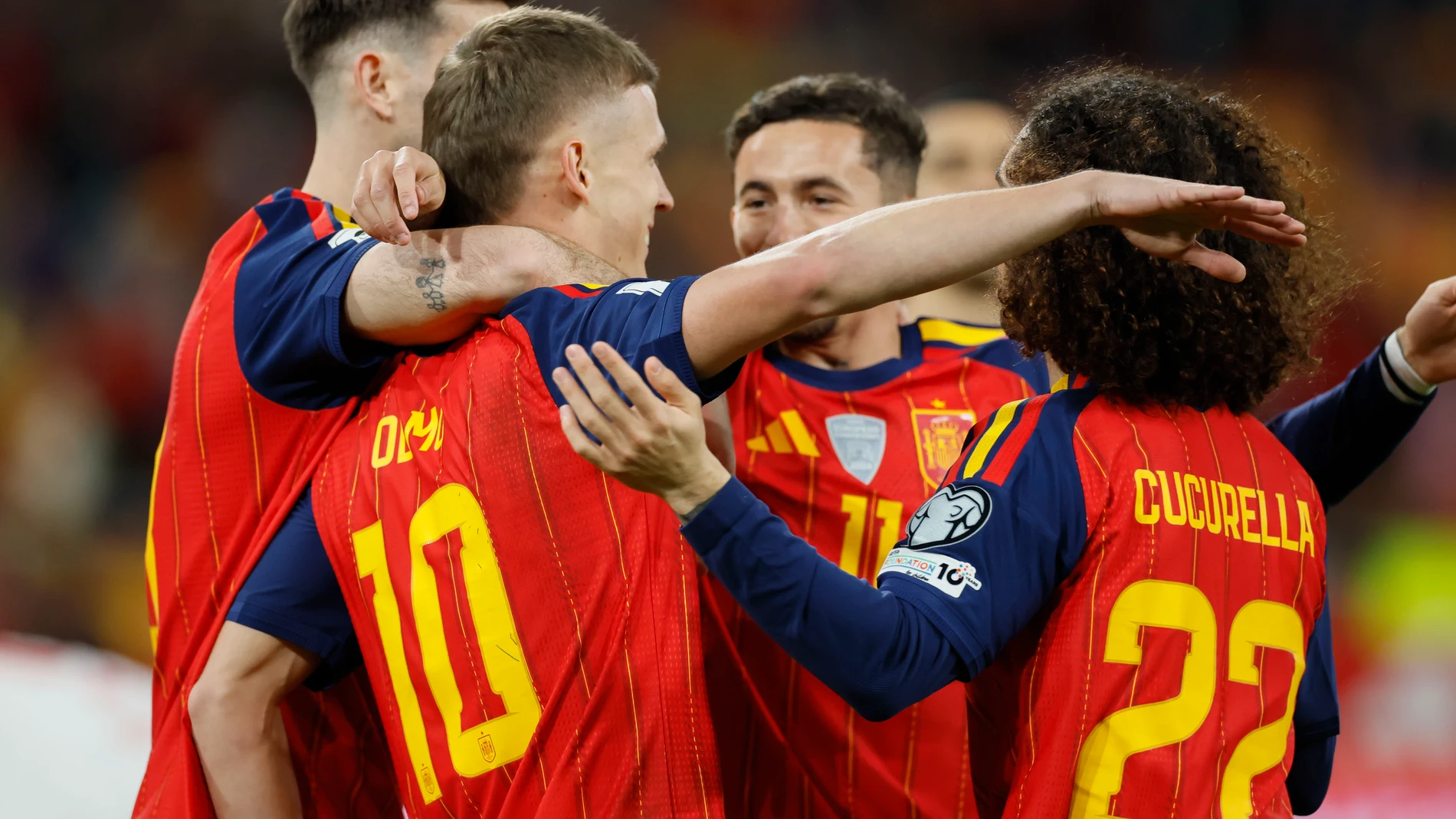 SEVILLA, 18/11/2025.- Los jugadores de la selección española celebran el primer gol del combinado español durante el encuentro correspondiente a la fase de clasificación para el Mundial 2026 que disputan hoy martes España y Turquía en el estadio de La Cartuja, en Sevilla. EFE / José Manuel Vidal.