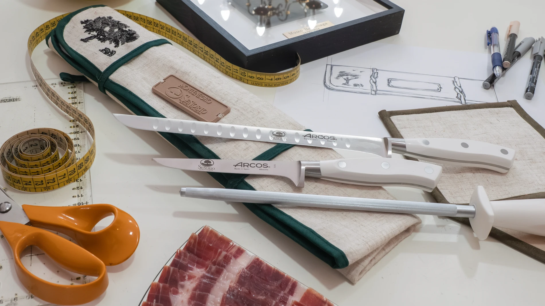 Señorío de Montanera y Nicolás Montenegro unen artesanía y diseño en un pack especial