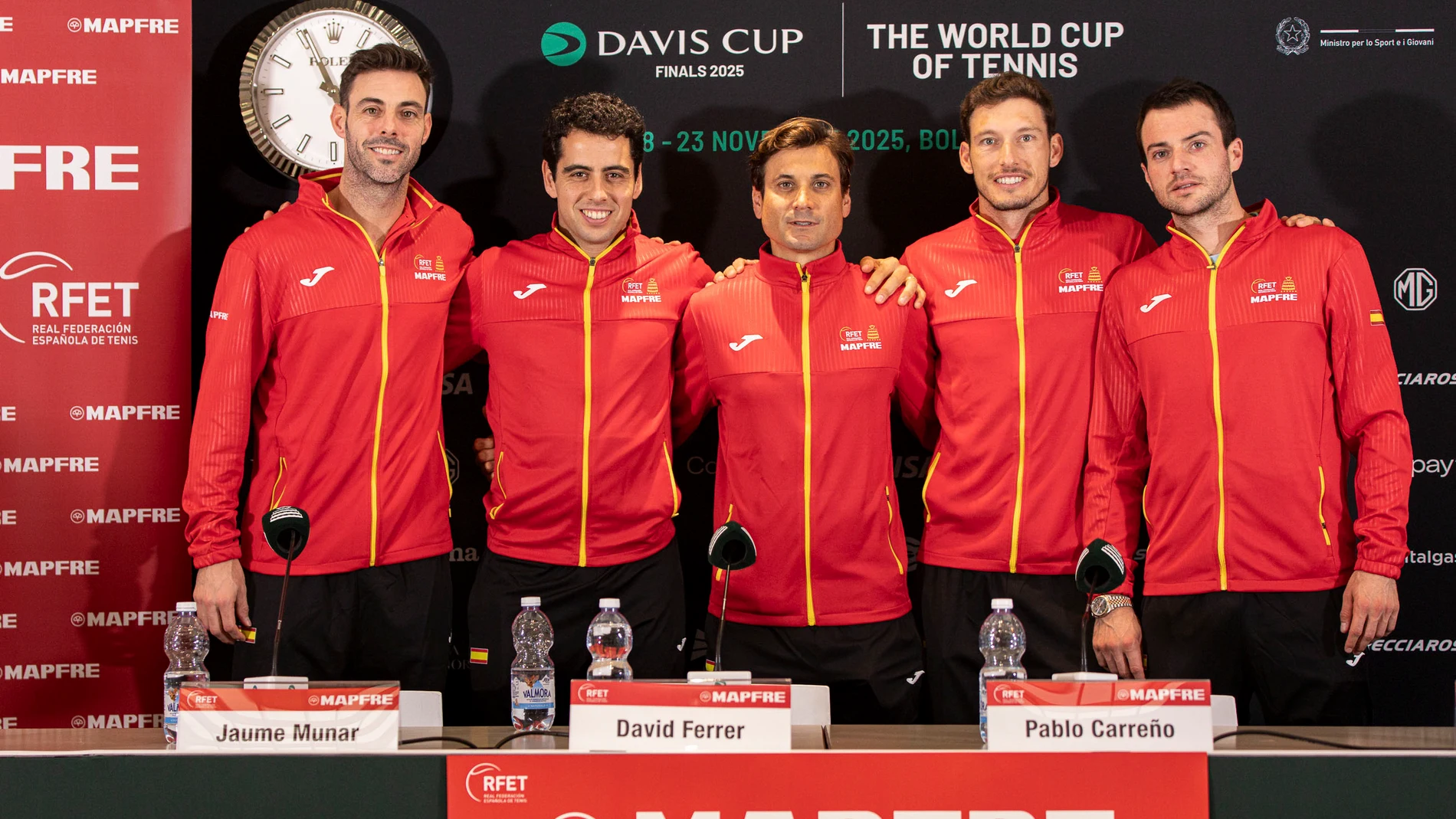 BOLONIA (ITALIA), 18/11/2025.- David Ferrer (c), capitán del equipo español de la Copa Davis, junto a los integrantes del equipo durante una rueda de prensa este martes en Bolonia. Ferrer reconoció este martes que la baja de Carlos Alcaraz, número 1 del mundo, hace que su equipo, que incluye al valenciano Pedro Martínez, se resienta, pero indicó que mantiene la confianza en los suyos para "hacer algo bueno". EFE/RFET SOLO USO EDITORIAL/SOLO DISPONIBLE PARA ILUSTRAR LA NOTICIA QUE ACOMPAÑA (CR...