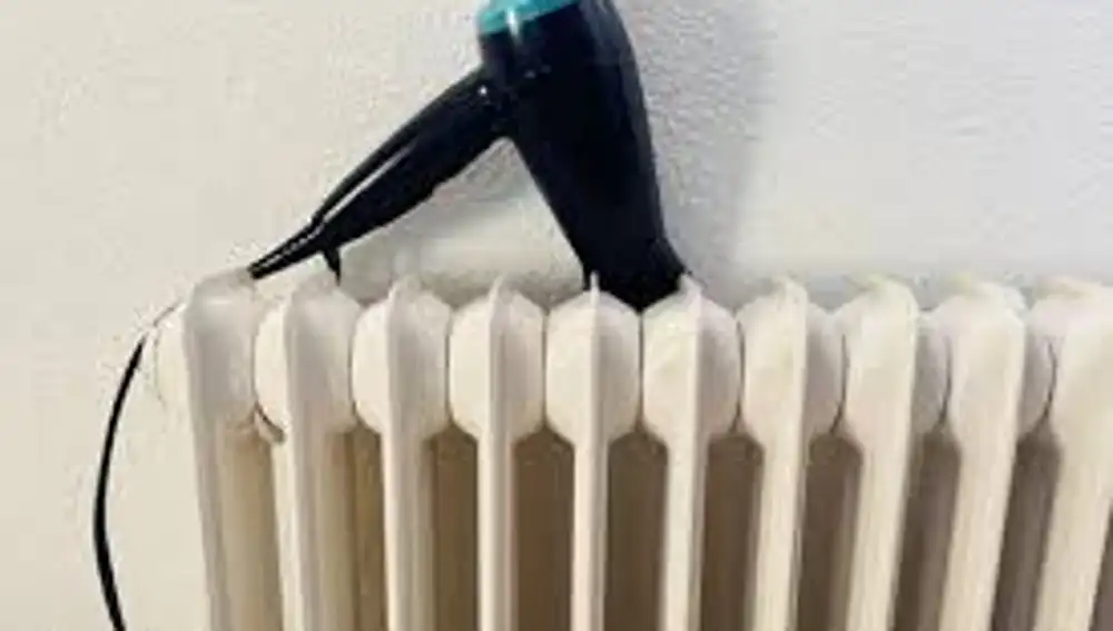Usar el secador de pelo es una buena estrategia para eliminar el polvo del radiador