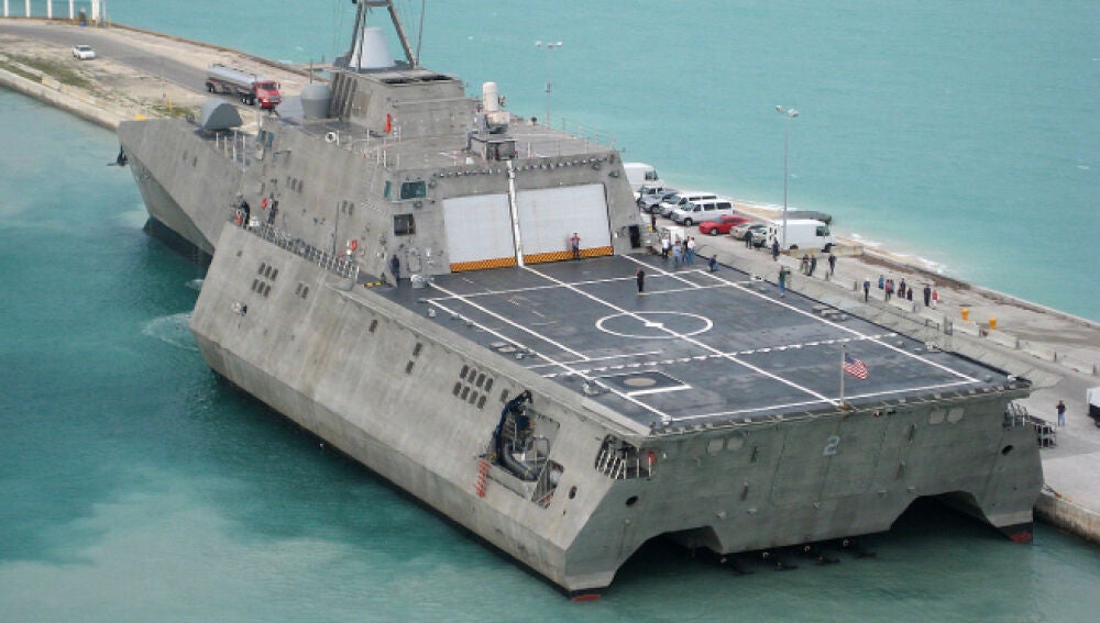 Visto desde atrás, se aprecia mejor el diseño de casco trimarán de la clase Independence.
