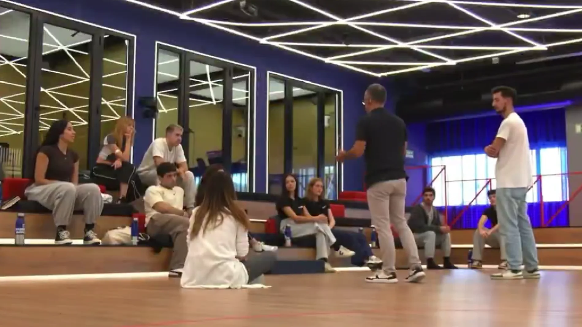 Los concursantes de 'OT 2025' durante un taller con dos osteópatas