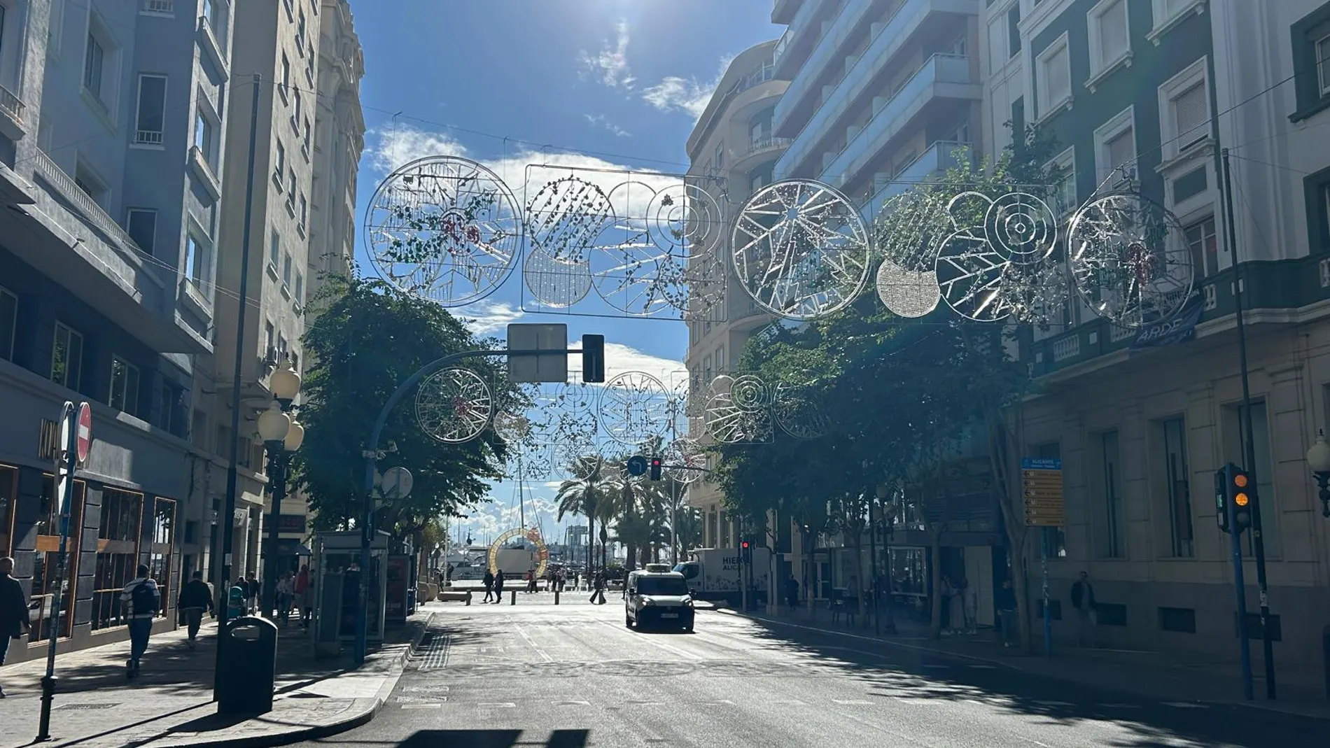 La Rambla de Méndez Núñez de Alicante con la iluminación de Navidad
