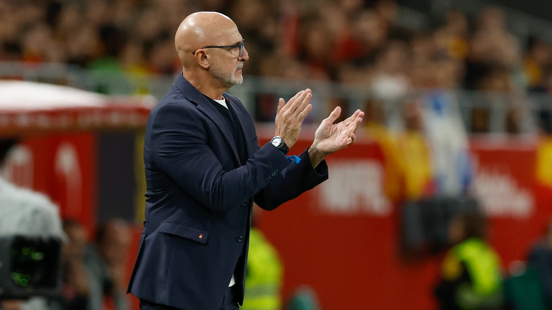 SEVILLA, 18/11/2025.- El técnico de la selección española, Luis de la Fuente, durante el encuentro correspondiente a la fase de clasificación para el Mundial 2026 que disputan hoy martes España y Turquía en el estadio de La Cartuja, en Sevilla. EFE / Julio Muñoz.