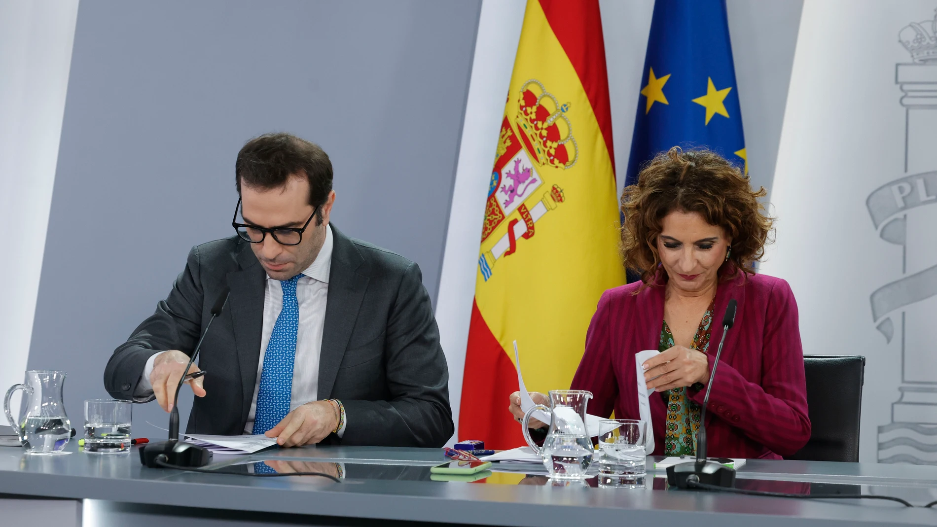 MADRID, 18/11/2025.- La vicepresidenta primera y ministra de Hacienda, María Jesús Montero (d) y el de Economía, Carlos Cuerpo (i) durante la rueda de prensa ofrecida tras la reunión del Consejo de Ministros, este martes en Madrid. EFE/ Zipi