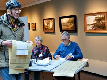 Denmark Elections NIVAA (Denmark), 18/11/2025.- Voters in Fredensborg Municipality can cast their ballot at Nivaagaards Malerisamling, an art museum, in Nivaa in North Zealand, Denmark, 18 November 2025. Denmark is holding Municipal and regional elections on 18 November. (Elecciones, Dinamarca) EFE/EPA/KELD NAVNTOFT DENMARK OUT