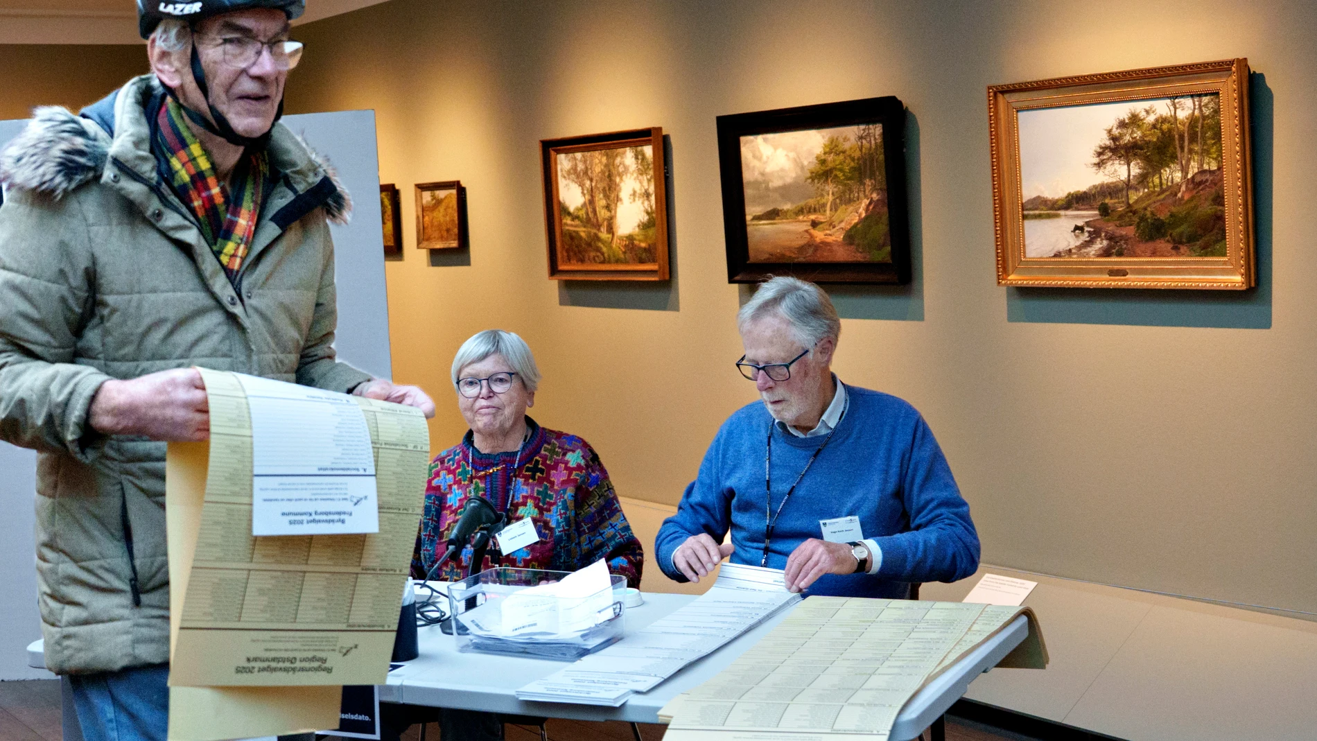 NIVAA (Denmark), 18/11/2025.- Voters in Fredensborg Municipality can cast their ballot at Nivaagaards Malerisamling, an art museum, in Nivaa in North Zealand, Denmark, 18 November 2025. Denmark is holding Municipal and regional elections on 18 November. (Elecciones, Dinamarca) EFE/EPA/KELD NAVNTOFT DENMARK OUT