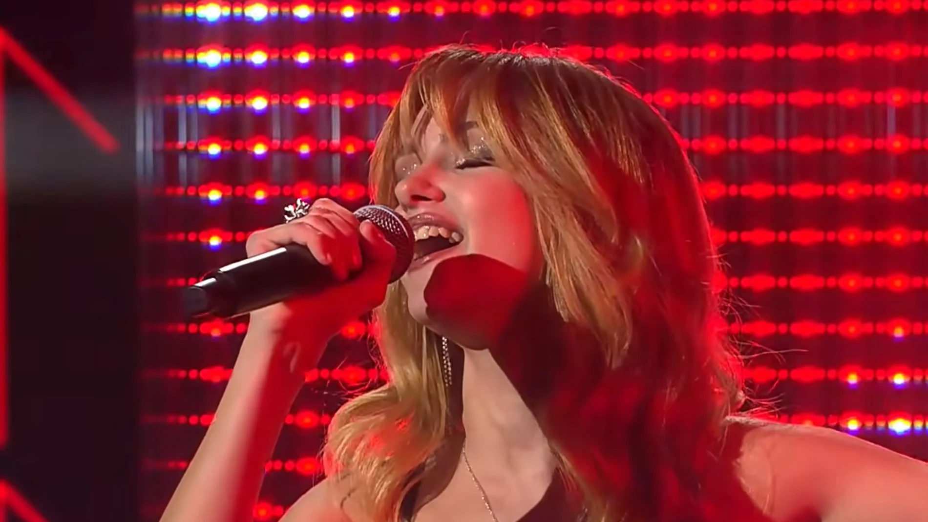 Lucía Casani durante su última actuación antes de ser expulsada de 'OT 2025'