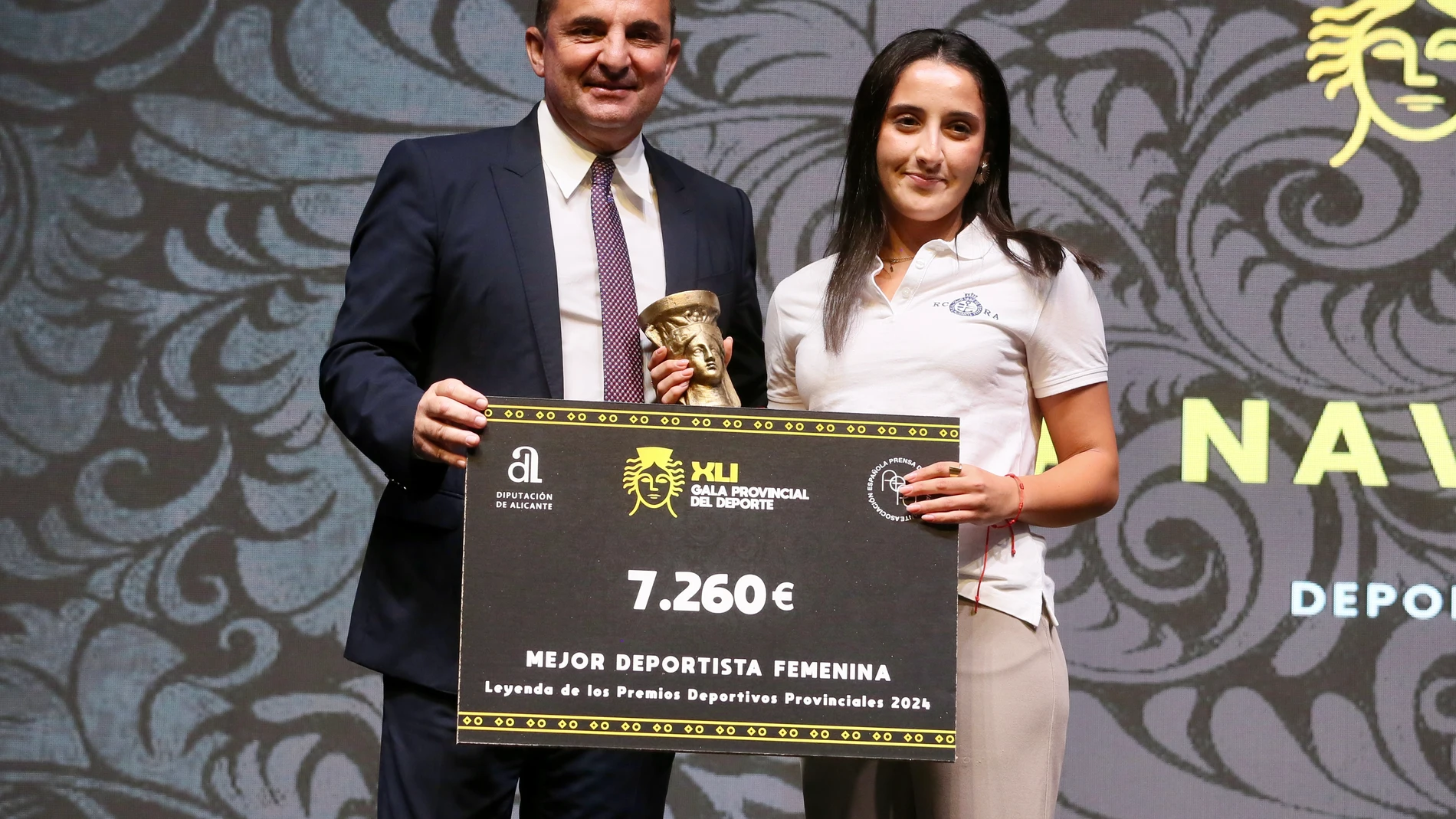 El diputado de Deportes, Bernabé Cano, y la remera Lucía Navarro, mejor deportista femenina de 2024