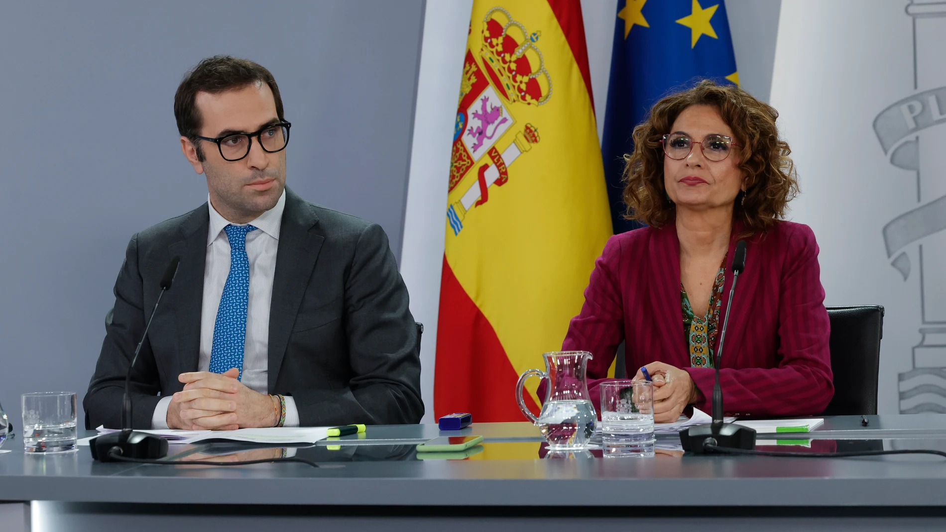 MADRID, 18/11/2025.- La vicepresidenta primera y ministra de Hacienda, María Jesús Montero (d) y el ministro de Economía, Carlos Cuerpo (i) durante la rueda de prensa ofrecida tras la reunión del Consejo de Ministros, este martes en Madrid. EFE/ Zipi