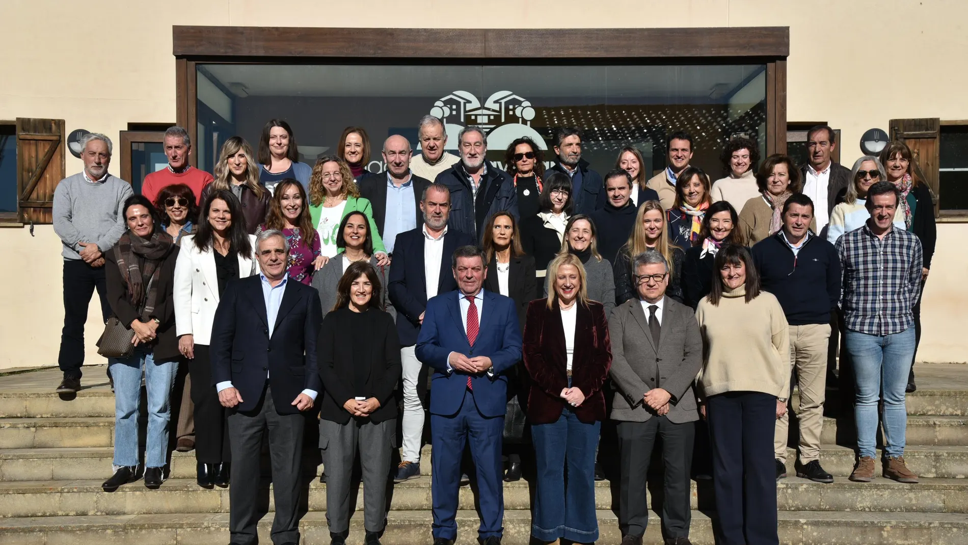 El consejero González Gago durante su visita al centro de formación, cultura y desarrollo ‘Espacio Valdeavellano’ en el municipio soriano de Valdeavellano de Tera