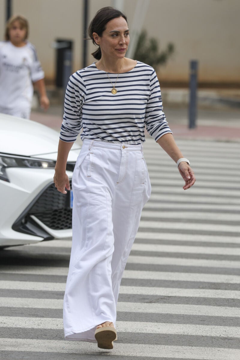 Tamara Falcó con camiseta marinera y pantalón blanco: el uniforme más french del entretiempo