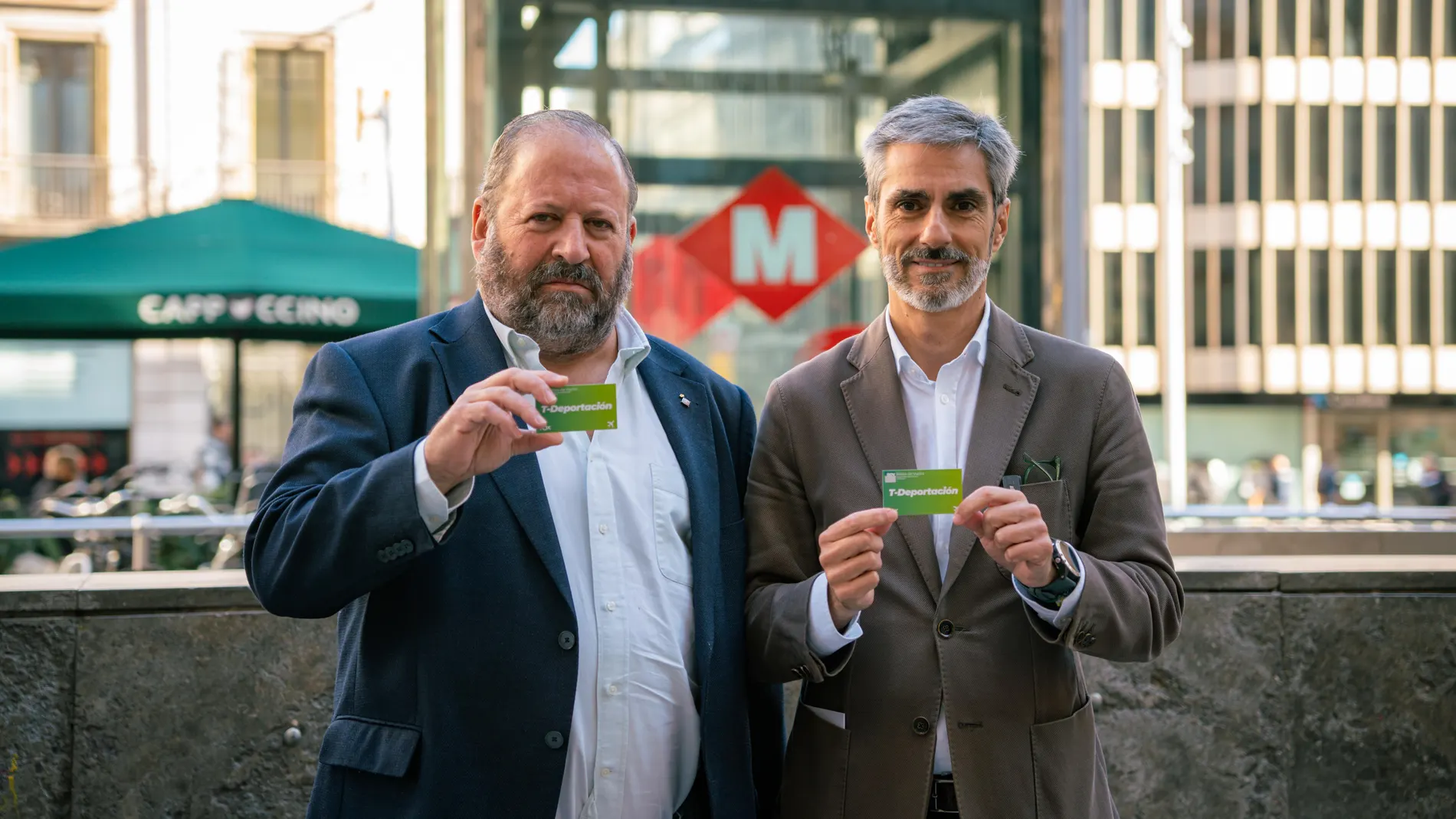 Concejales de Vox en Barcelona con la T-Deportación