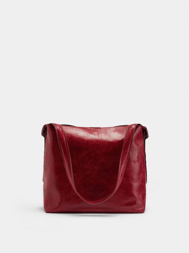 Bolso de efecto cuero.