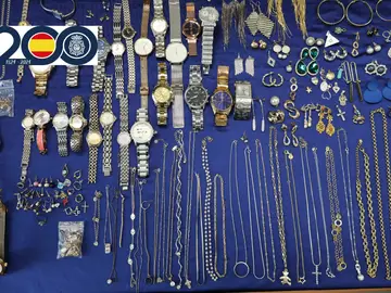 Parte de los objetos que sustraían los detenidos en viviendas mediante la técnica del hilo invisible Parte de los objetos que sustraían los detenidos en viviendas mediante la técnica del hilo invisible