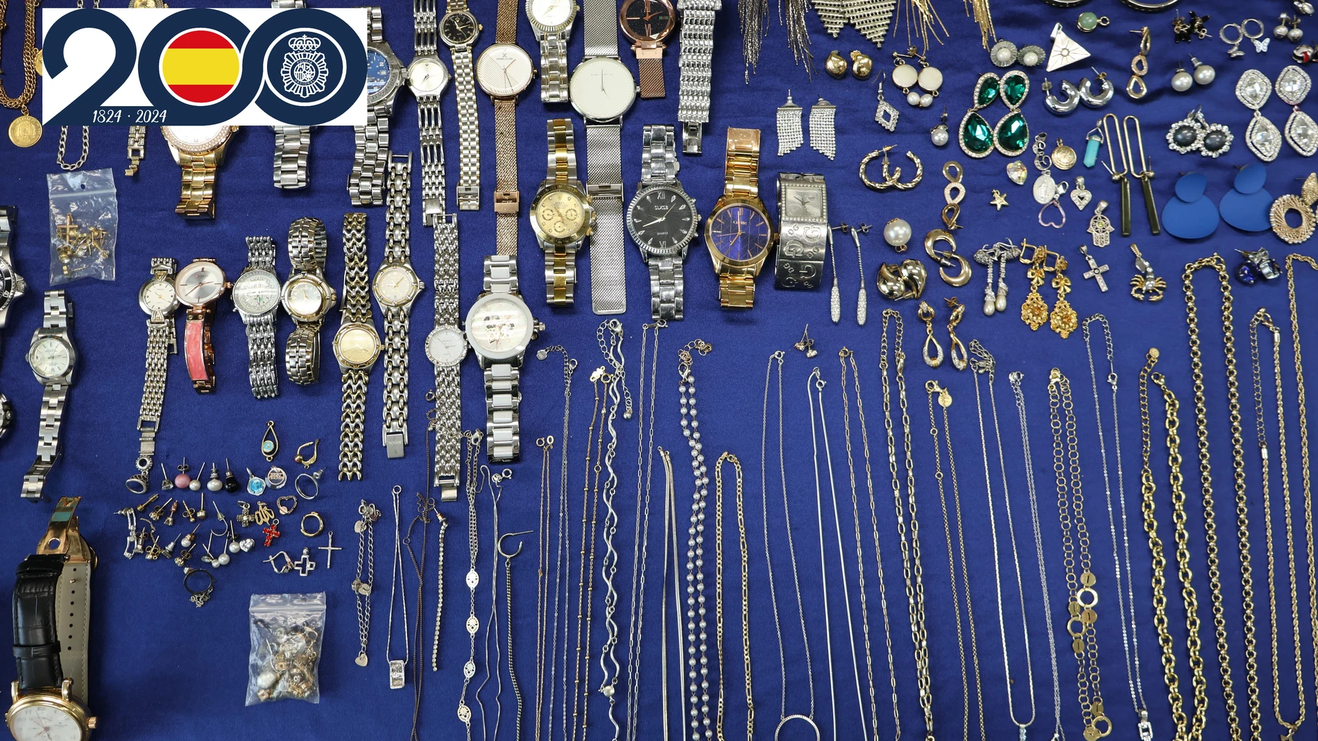 Parte de los objetos que sustraían los detenidos en viviendas mediante la técnica del hilo invisible