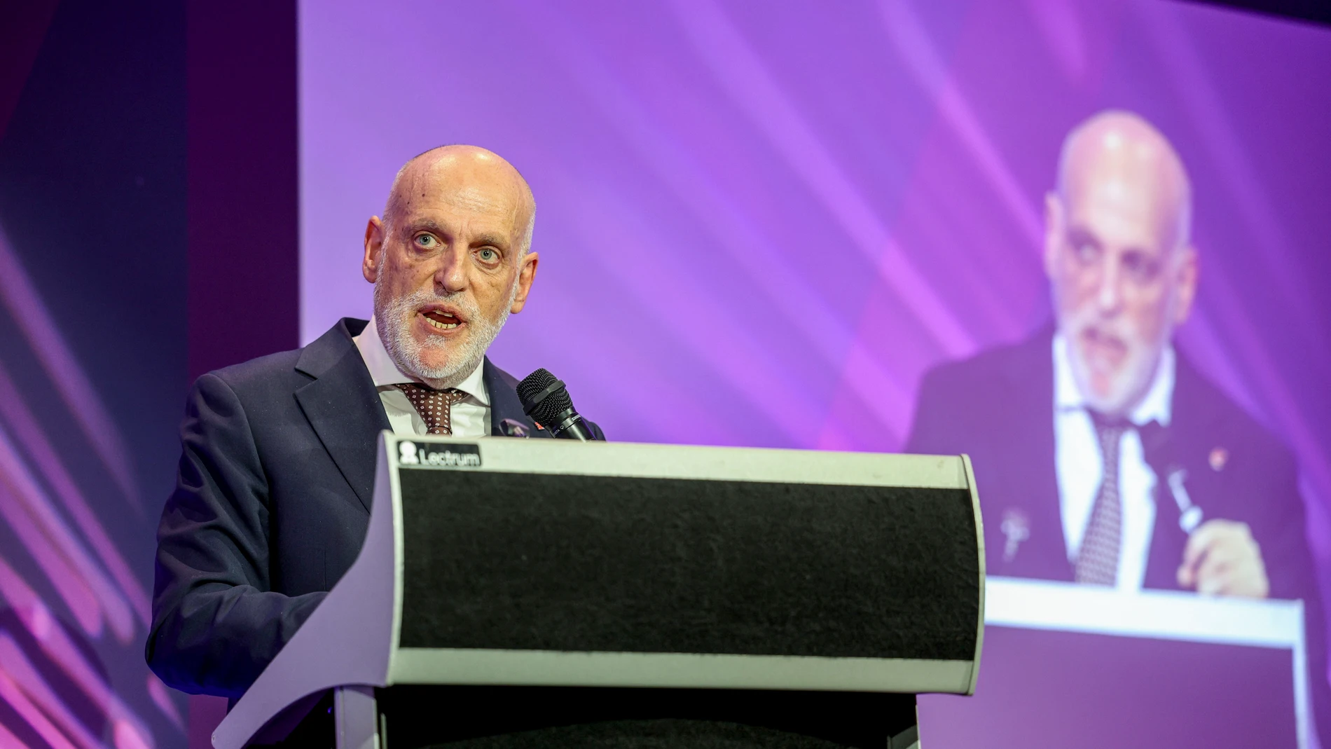 BRUSSELAS, 18/11/2025.- El presidente de la Liga, Javier Tebas, participa en el UEC Football Forum, este martes, en Bruselas. EFE/ Pablo Garrigós