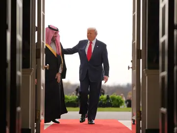 Trump Saudi Arabia President Donald Trump welcomes Saudi Arabia's Crown Prince Mohammed bin Salman to the White House, Tuesday, Nov. 18, 2025, in Washington. (AP Photo/Evan Vucci)