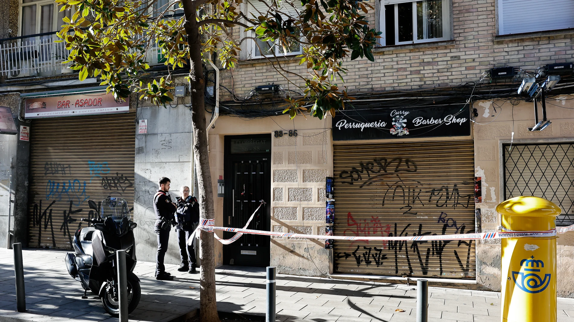 GRAFCAT4749. L'HOSPITALET (BARCELONA), 18/11/2025.- Los Mossos d'Esquadra investigan la muerte de una mujer de edad avanzada que este martes se ha precipitado desde una ventana (a la derecha de la imagen) en L'Hospitalet de Llobregat (Barcelona), y tienen retenido a su hijo a la espera de determinar las causas exactas del fallecimiento. EFE/Andreu Dalmau