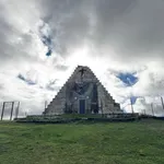 En la imagen se aprecian el vallado y la nueva puerta