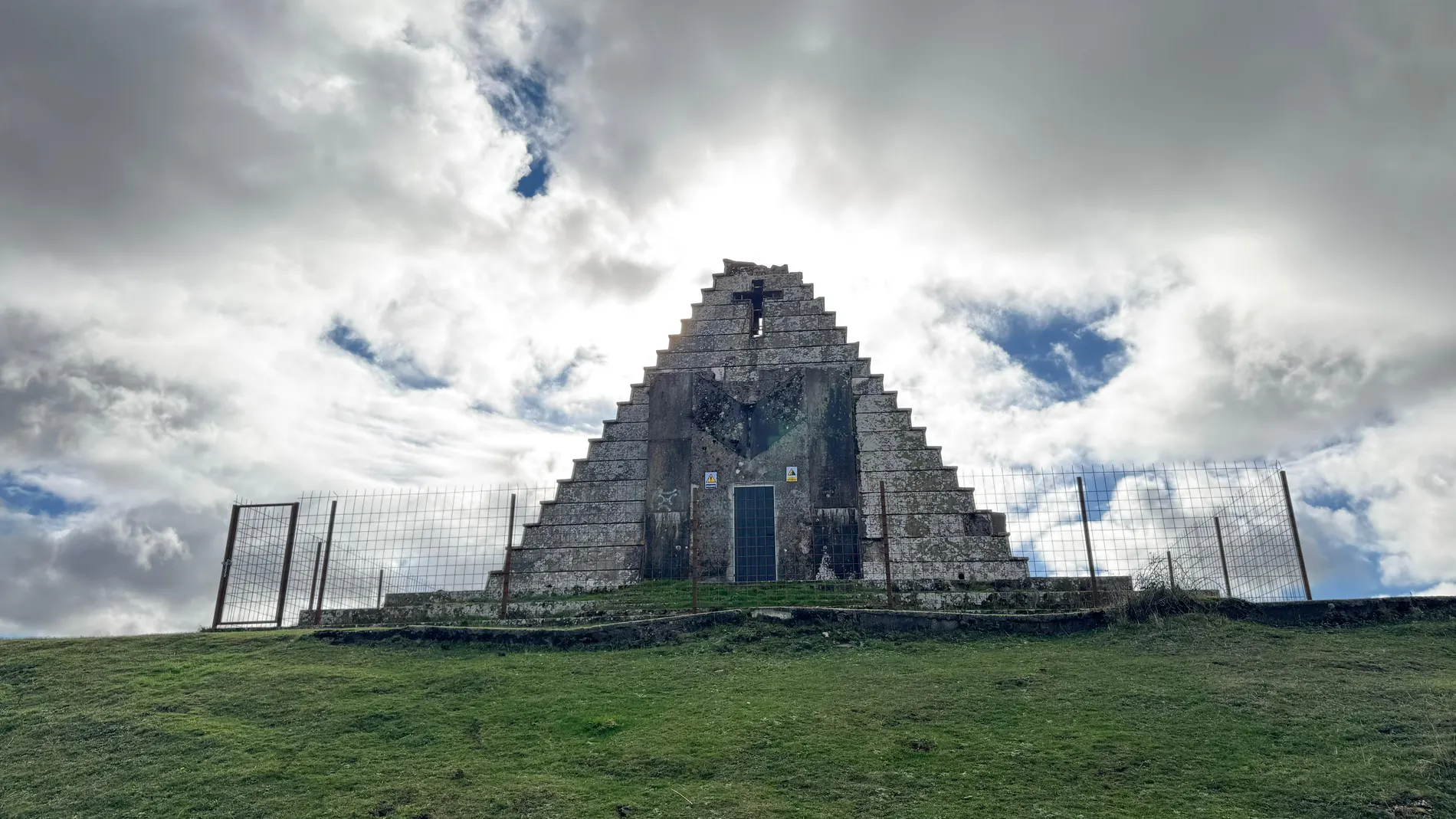 En la imagen se aprecian el vallado y la nueva puerta