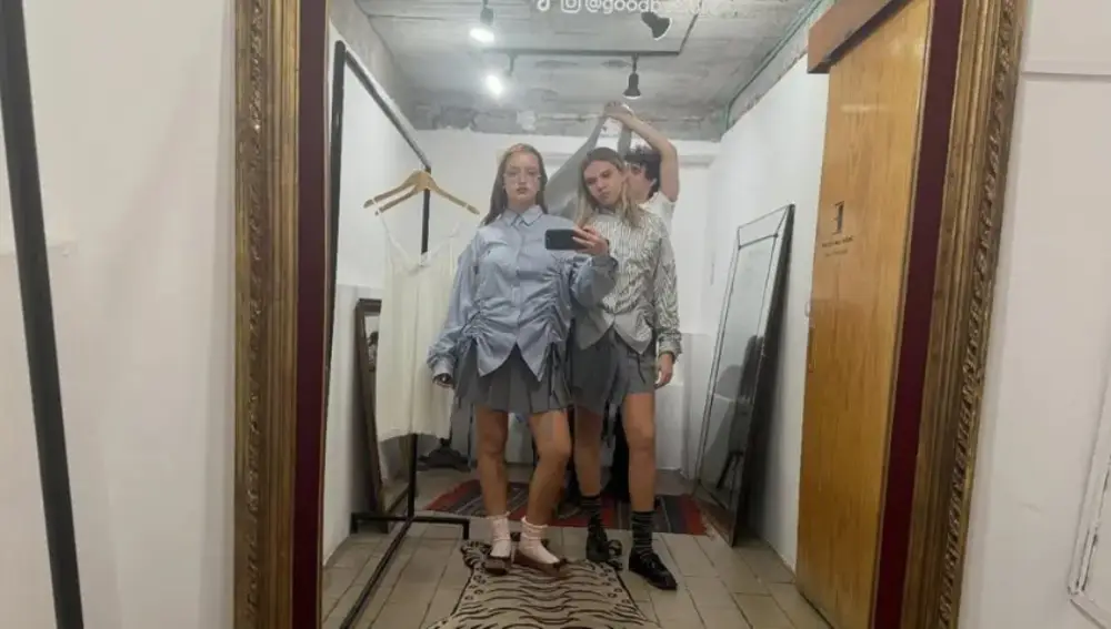 Javier Calvo con Yenesi y Elena en México