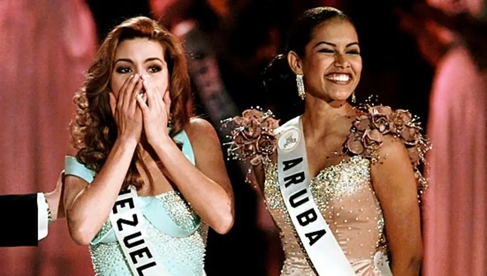 Miss Venezuela, Alicia Machado, descubre que ha ganado el certamen de Miss Universo 1996. A su derecha, la primera finalista, Taryn Mansell de Aruba