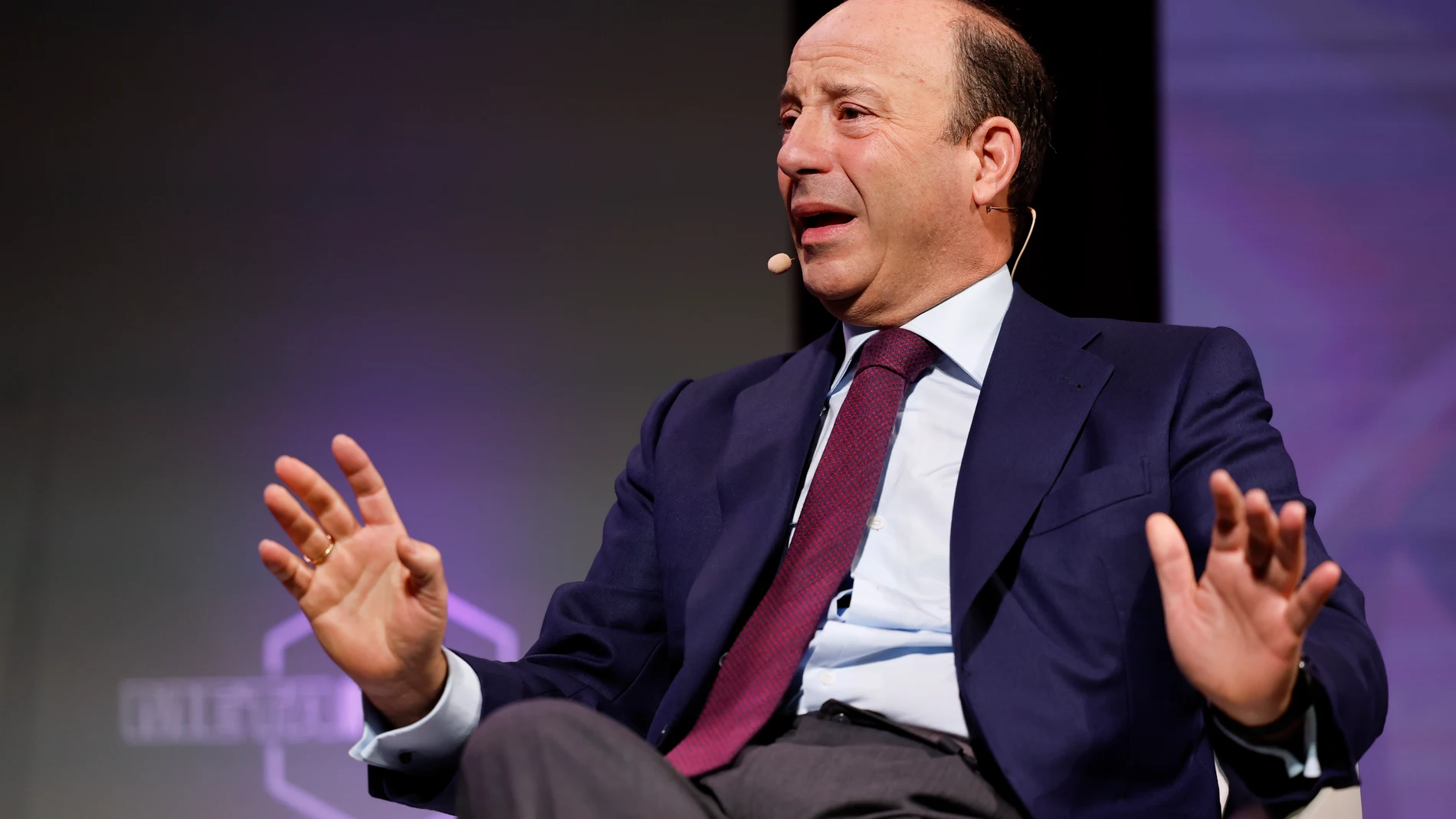 MADRID, 18/11/2025.- Juan Manuel Cendoya, vicepresidente de Santander España y director general de Comunicación, Marketing Corporativo y Servicio de Estudios de Banco Santander, interviene en la conversación 'Crecimiento y competitividad. El papel de la banca en el futuro de Europa' durante la segunda jornada de la IV edición del foro Metafuturo, este martes en el Ateneo de Madrid. EFE/ Mariscal