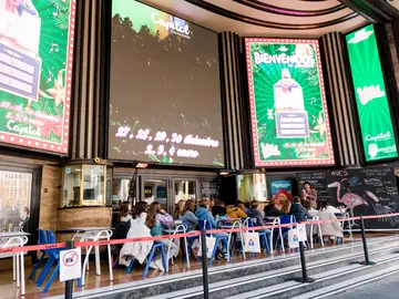 Un colegio de Madrid lleva un aula real a la calle para dar a conocer la metodología del centro Alumnos de primaria dan clase frente a los Cines Capitol, a 18 de noviembre de 2025, en Madrid (España). Dos colegios de Madrid y Barcelona han sacado durante una jornada a los alumnos de 5º y 6º de primaria a dar sus clases en la calle como lo hacen habitualmente, sin libros y haciéndose responsables de su propio aprendizaje. Con esta iniciativa, que coincide con la jornada de puertas abiertas de los centros, quieren poner en valor la importancia de conocer la metodología de los centros educ...