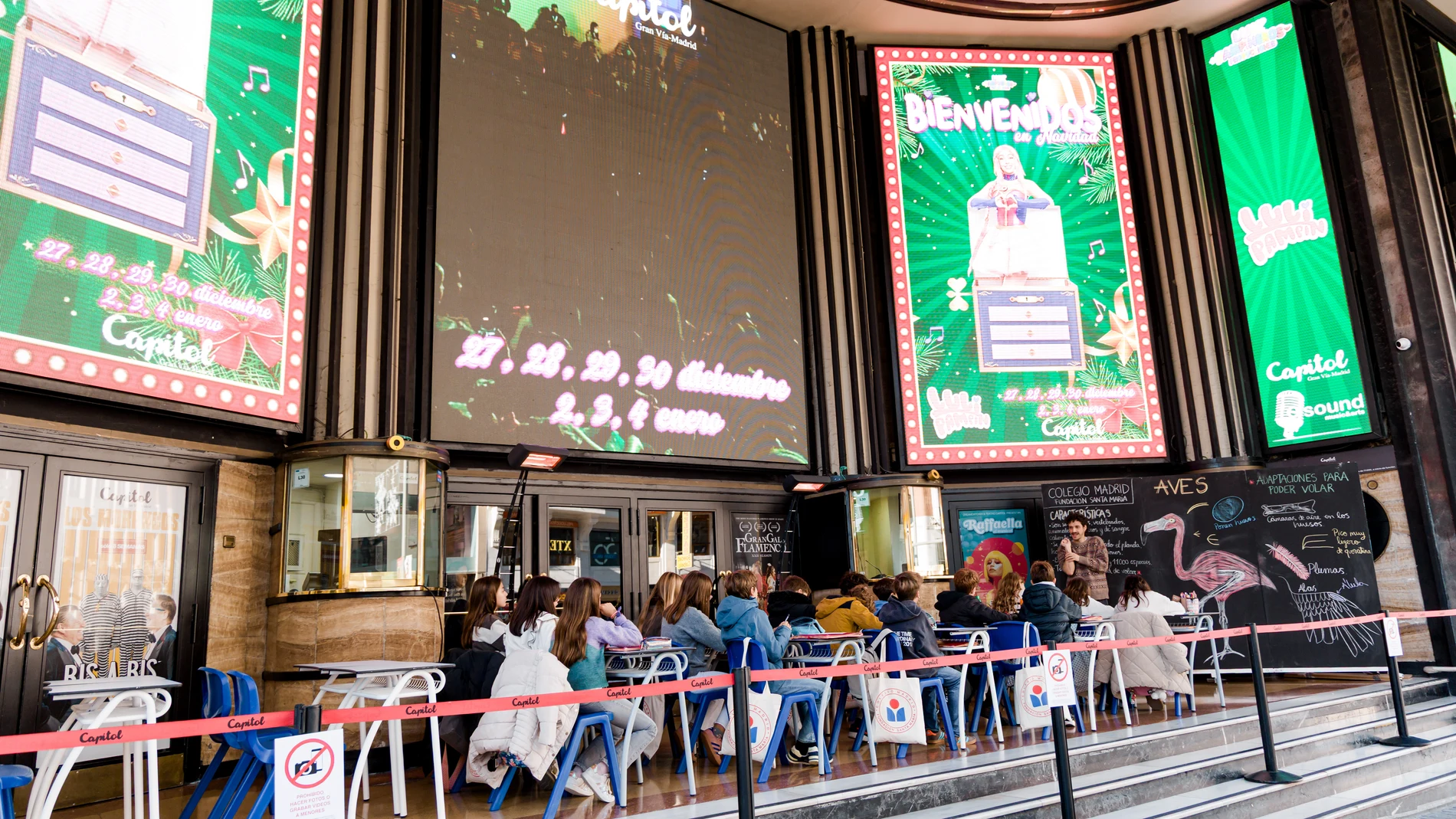 Alumnos de primaria dan clase frente a los Cines Capitol, a 18 de noviembre de 2025, en Madrid (España). Dos colegios de Madrid y Barcelona han sacado durante una jornada a los alumnos de 5º y 6º de primaria a dar sus clases en la calle como lo hacen habitualmente, sin libros y haciéndose responsables de su propio aprendizaje. Con esta iniciativa, que coincide con la jornada de puertas abiertas de los centros, quieren poner en valor la importancia de conocer la metodología de los centros educ...