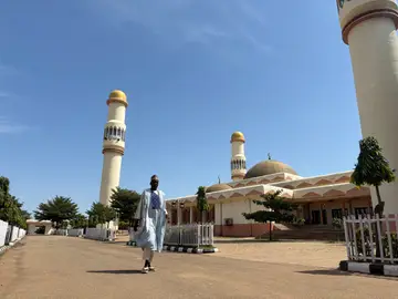 Nigeria Killings Imagen del imán Idris Ishaq frente a la mezquita central de Kaduna, en el noroeste de Nigeria,