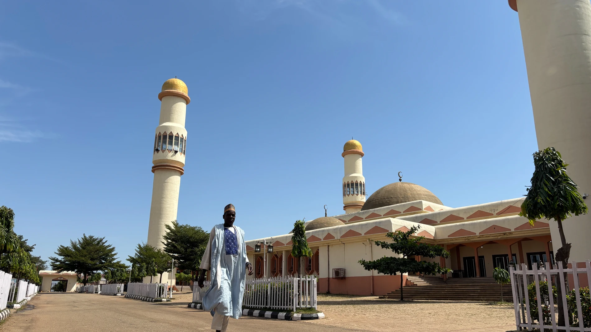 Imagen del imán Idris Ishaq frente a la mezquita central de Kaduna, en el noroeste de Nigeria,