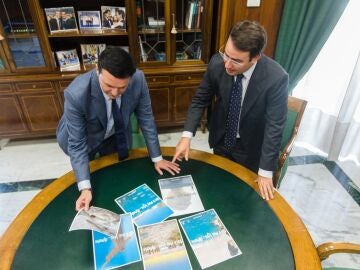 El presidente de la Diputación Provincial de Almería, Javier Aureliano García, junto al vicepresidente segundo de la institución, Fernando Giménez