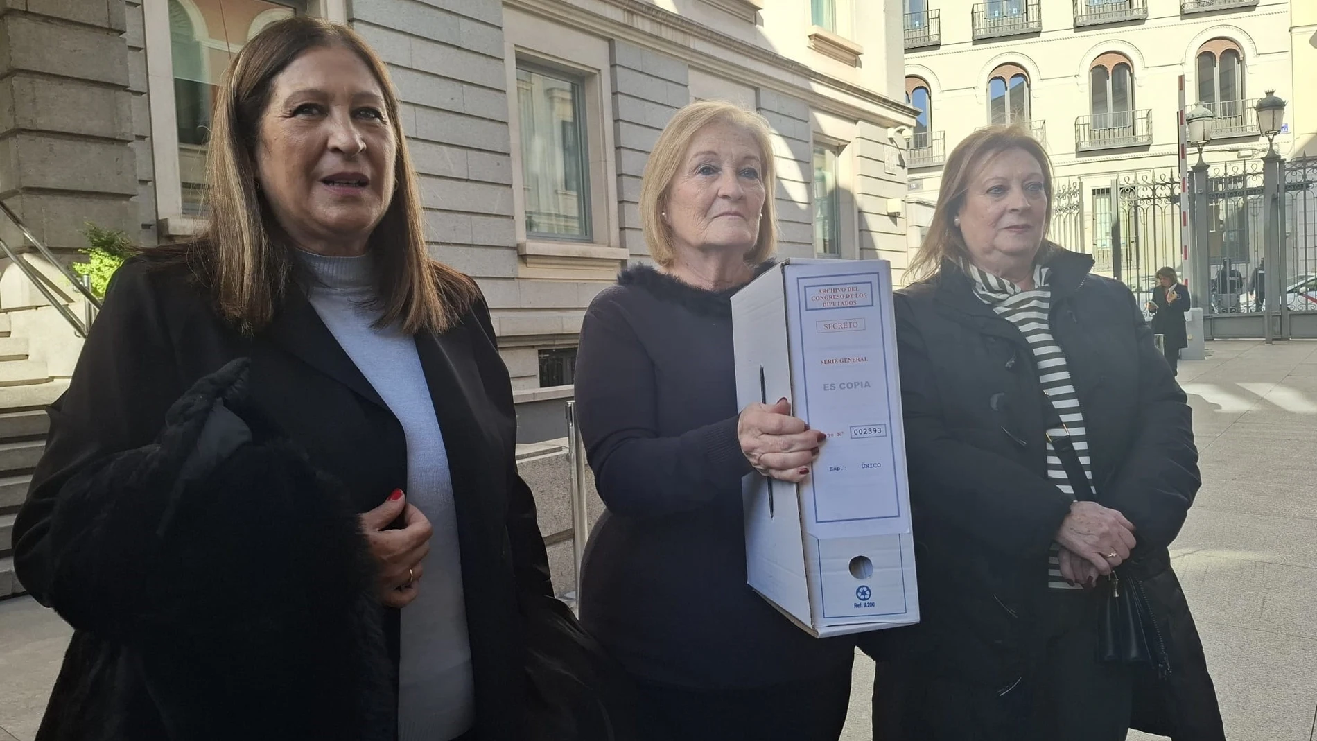 Purificación, Francisca y Dolores García Caparrós, en el Congreso, con la documentación sobre el asesinato de su hermano.EUROPA PRESS18/11/2025