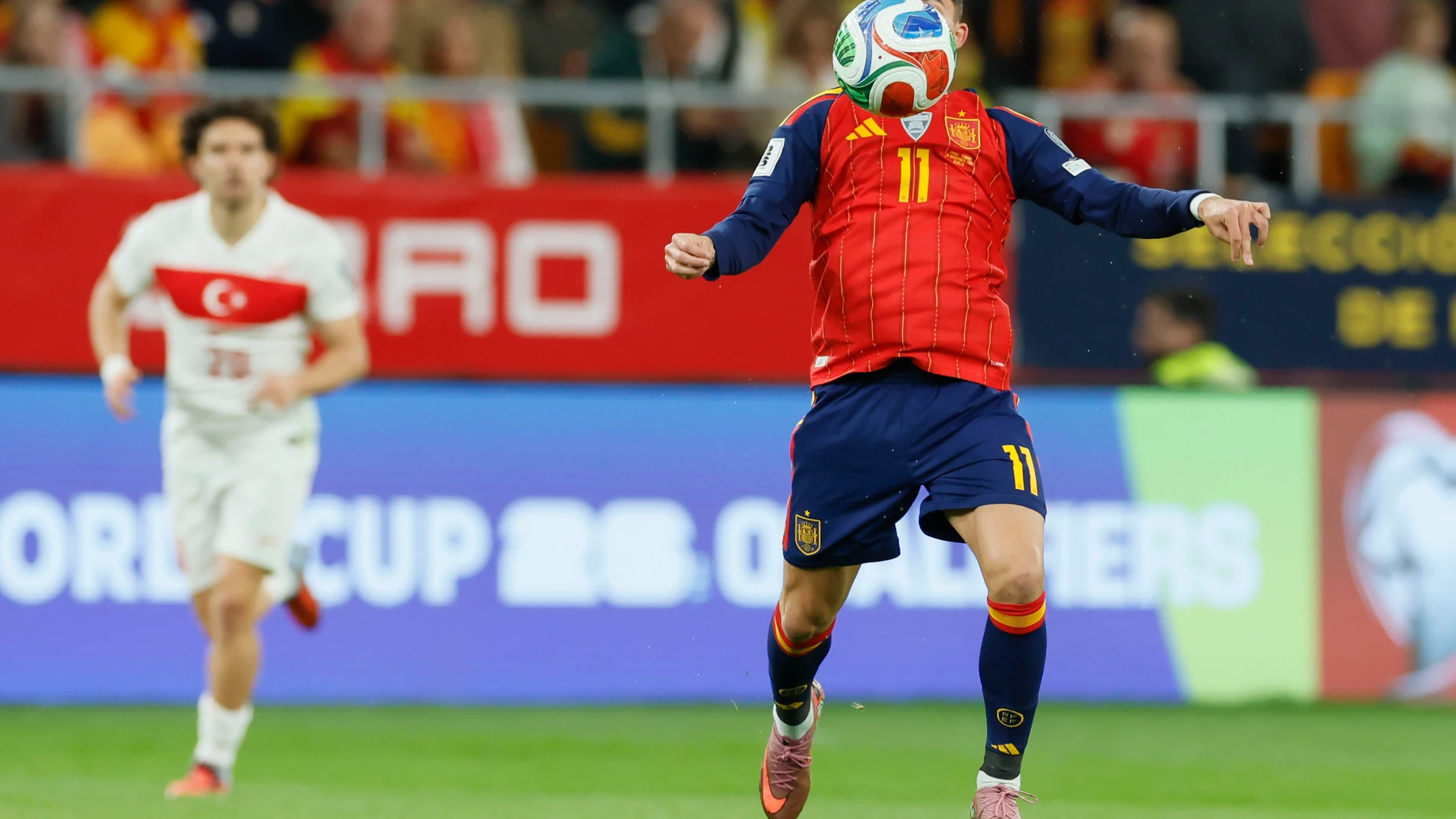SEVILLA, 18/11/2025.- El delantero de la selección española, Yeremi Pino, intenta controlar el balón durante el encuentro correspondiente a la fase de clasificación para el Mundial 2026 que disputan hoy martes España y Turquía en el estadio de La Cartuja, en Sevilla. EFE / José Manuel Vidal.