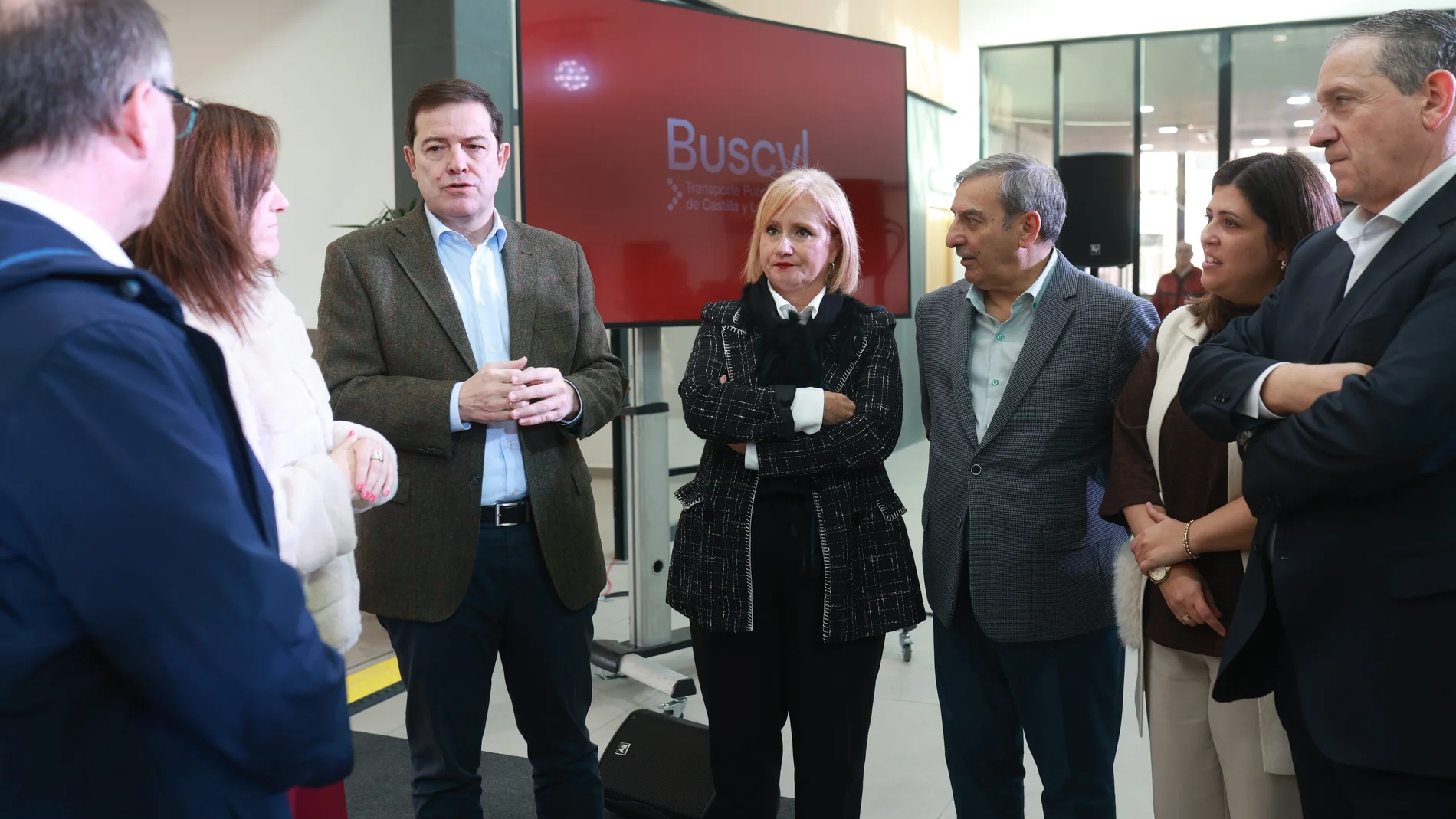 Fernández Mañueco visita la estación de autobús de Benavente junto a Leticia García, Sanz Merino y Javier Faúndez, entre otros