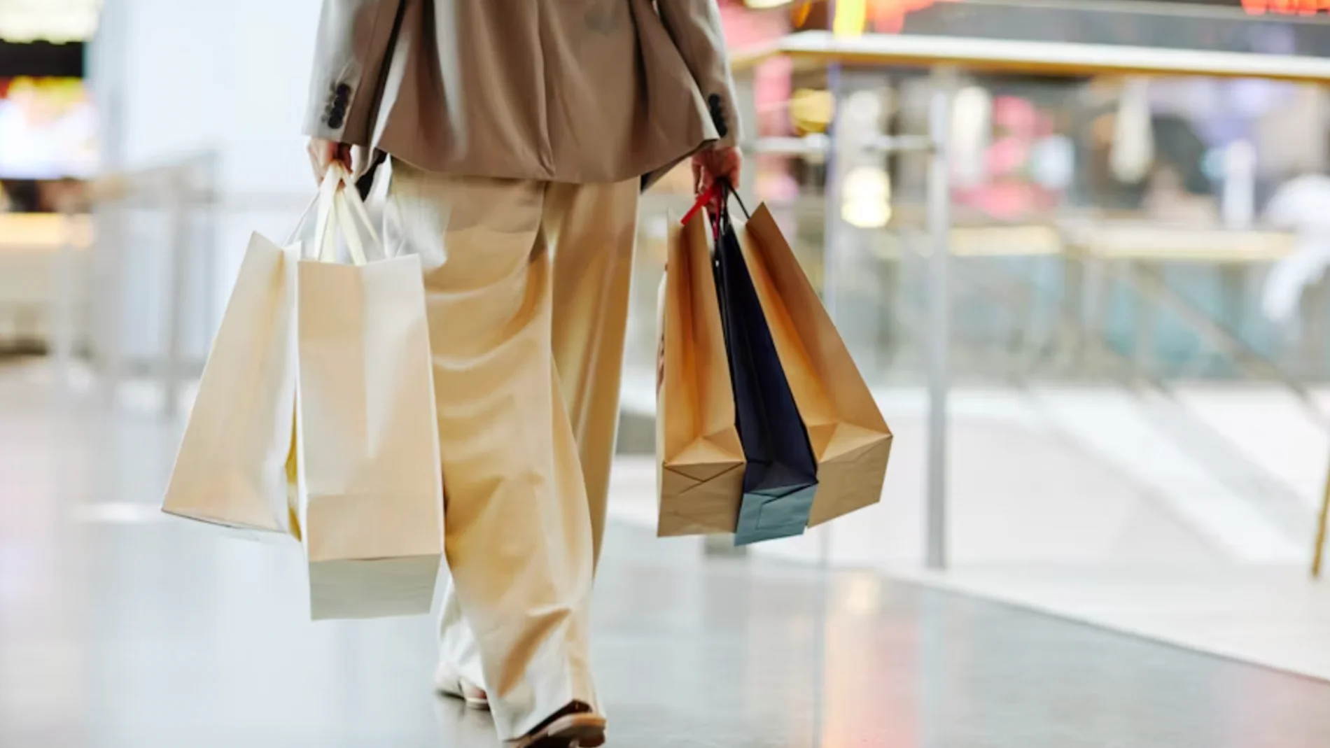 Casi el 80% de los jóvenes en España usan las compras para aliviar el estrés, según expertos