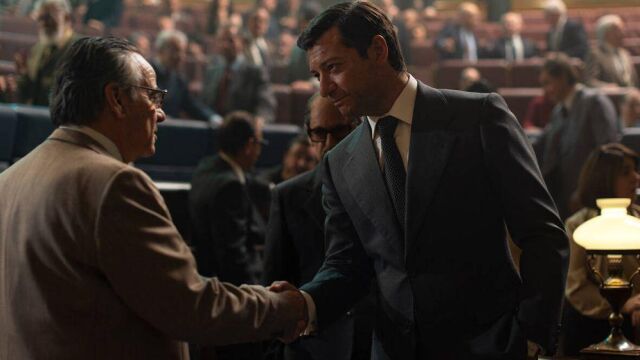 Eduard Fernández, en el papel de Carrillo, da la mano al algecireño Álvaro Morte, que encarna a Adolfo Suárez; tras él asoma su paisano Manolo Solo en el rol del general Gutiérrez Mellado Eduard Fernández, en el papel de Carrillo, da la mano al algecireño Álvaro Morte, que encarna a Adolfo Suárez; tras él asoma su paisano Manolo Solo en el rol del general Gutiérrez Mellado