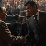 Eduard Fernández, en el papel de Carrillo, da la mano al algecireño Álvaro Morte, que encarna a Adolfo Suárez; tras él asoma su paisano Manolo Solo en el rol del general Gutiérrez Mellado