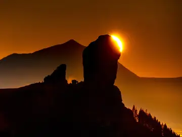 La ruta en España que sube hasta un gigante de 80 metros y un paisaje que parece de otro mundo Roque Nublo, Gran Canaria